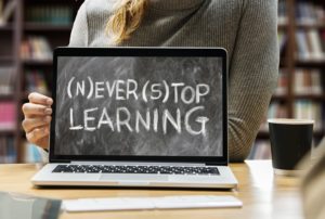 Laptop mit Aufschrift (n)ever(s)top Learning