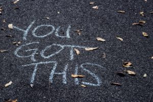 Text auf den Asphalt geschrieben: You got this